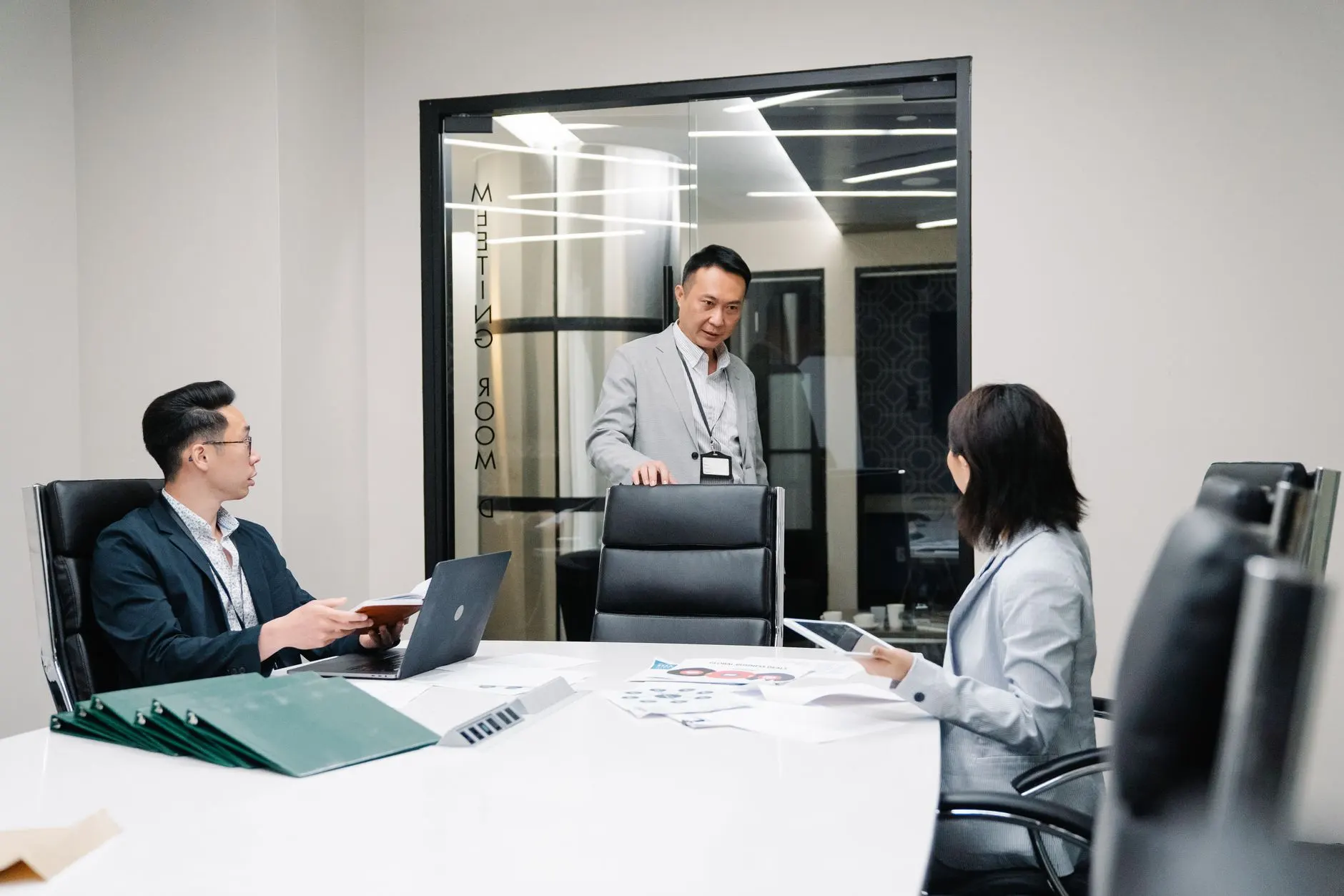 生物与材料科学实验设备选型指南：从光谱仪到电镜的关键参数解析