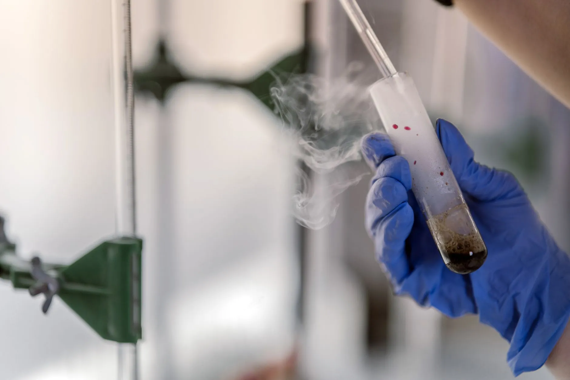 科研设备在材料科学实验中的关键应用与选择要点
